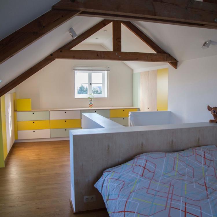 Maatkasten multiplex geel groen zolderkasten slaapkamer