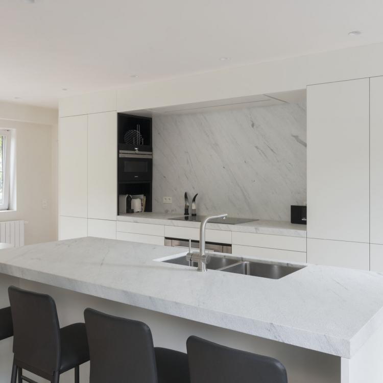 Witte keuken Leicht Carrara marmer werkblad eiland