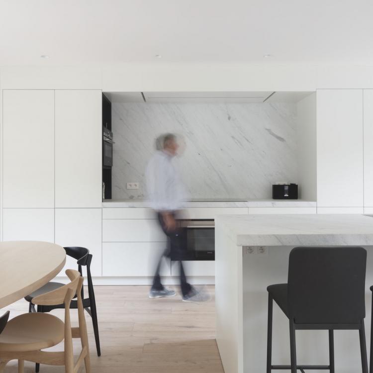 Witte keuken Carrara marmer werkblad / spatwand